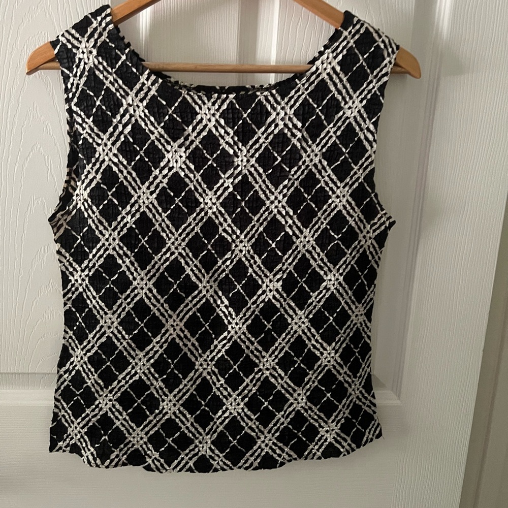 Black and White Shell Tank, Perfect For Business, Size Large